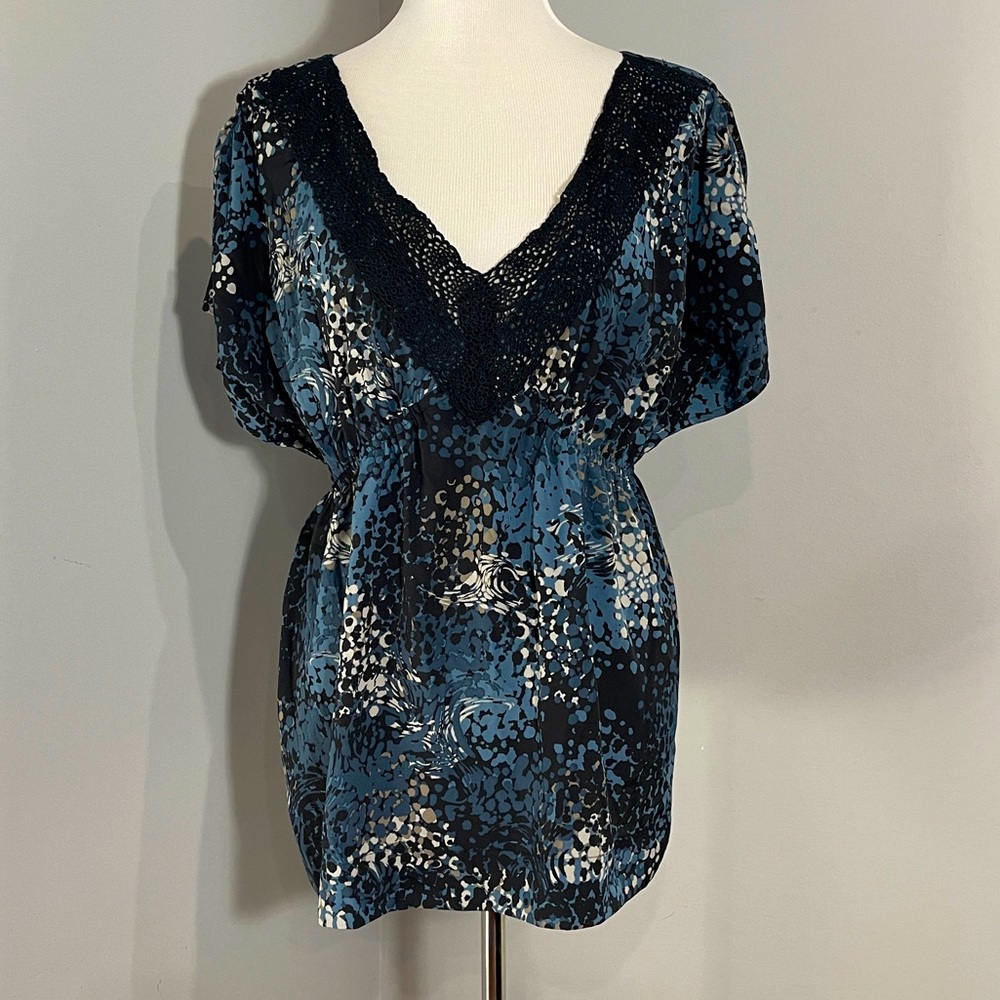 Blue pebbles empire waist top with lace neckline accent